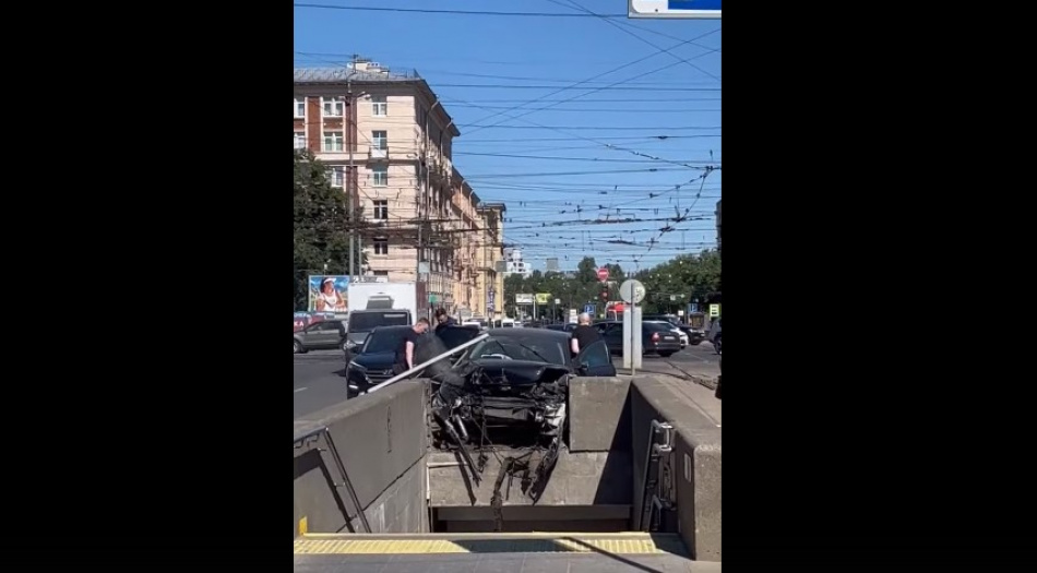 В Петербурге легковушка протаранила подземный переход у метро «Новочеркасская»